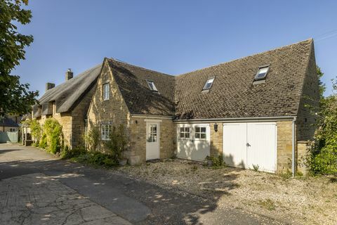 casa com telhado de colmo à venda em Warwickshire