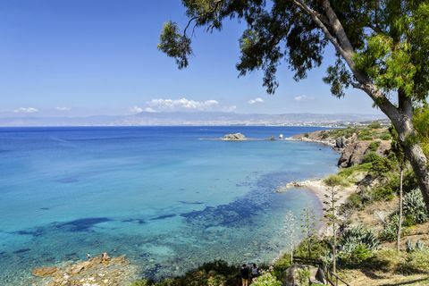 Águas turquesas na praia de Afrodite, Latchi, Chipre