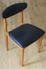 Uma cadeira de jantar de madeira é atualizada com um assento de tecido de tweed boucle vintage