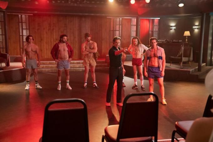 bem-vindo a chippendales “uma atmosfera elegante e exclusiva” episódio 101 imigrante indiano somen “steve banerjee passa seus dias trabalhando em um posto de gasolina e suas noites sonhando em ser o próximo hugh hefner um encontro casual com uma playboy na página central e seu astuto marido promotor envia ele e seu plano de negócios em uma nova direção inesperada nick murray bartlett, foto mostrada por erin simkinhulu