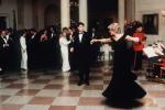 A princesa Diana corou visivelmente enquanto dançava com Neil Diamond