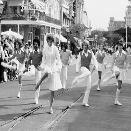 melhores fotos da disney disney world abertura juloie andrews dançando