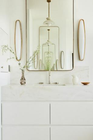 banheiro branco com espelho