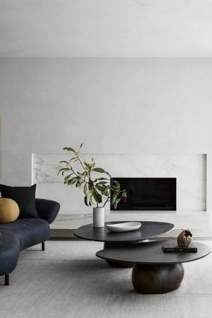 lareira de mármore em sala de estar moderna