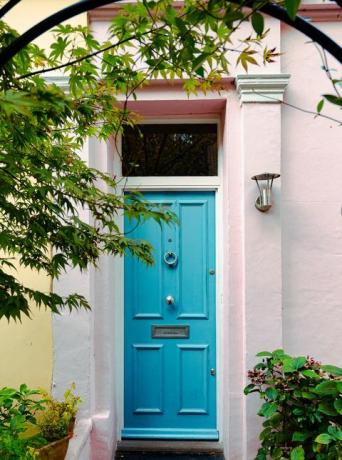 pintura da porta da frente, arquitetura exterior de casas residenciais com terraço na área de notting hill, uma área afluente de londres, reino unido