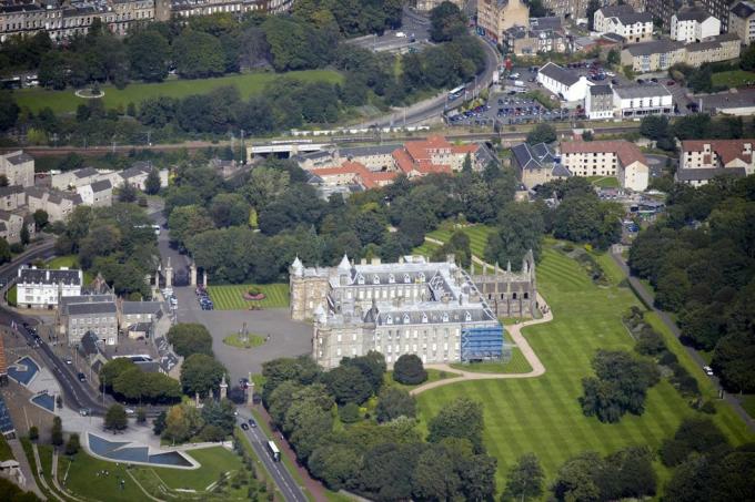 fotografia aérea oblíqua de alto nível ao norte do palácio de holyroodhouse, edimburgo, Escócia, Reino Unido