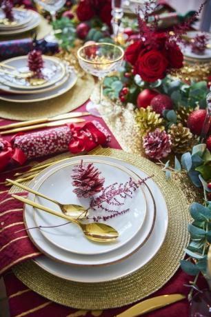 tendência de decoração de mesa de natal vermelho e dourado, opulência tradicional