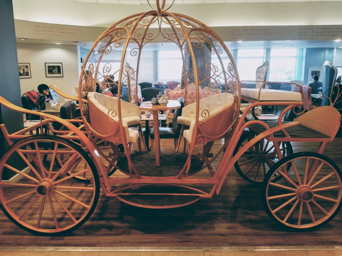 The Tea Terrace, House of Fraser, Londres, instala carruagem de Cinderela £ 16.000 com mesa de jantar