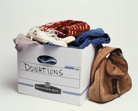 Caixa de doação de roupas e itens pessoais