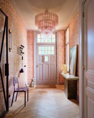 corredor rosa colorido com papel de parede