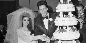 Elvis e Priscilla Presley cortam seu bolo de casamento