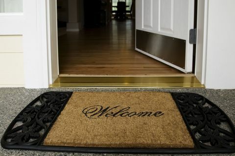Bem-vindo tapete entrada nova casa porta piso de madeira limpo convidativo