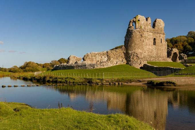 ruínas de um castelo galês do século XII na zona rural do castelo de ogmore, vale de glamourgan