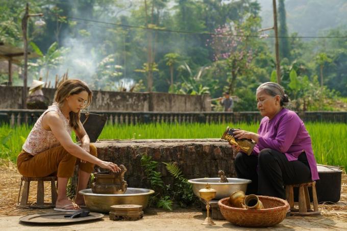 um guia turístico para amar l to r rachael leigh cook como amanda e le thien como ba noi em um guia turístico para amar cr sasidis sasisakulpornnetflix © 2022