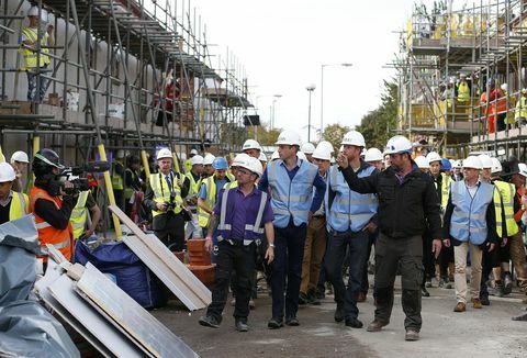 Duque de Cambridge e o príncipe Harry visitam a equipe DIY SOS da BBC para o Big Build: Especial dos Veteranos