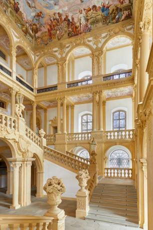 palácio barroco de 'a imperatriz' da netflix agora no airbnb