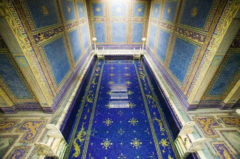 piscina romana coberta no castelo hearst, san simeon, califórnia, onde muitas celebridades foram nadar