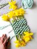 Este artista cria tecidos lindos usando flores silvestres - e você também pode!