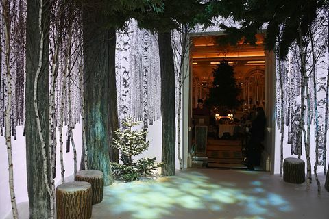 Uma visão geral da atmosfera na Festa da Árvore de Natal de Claridge 2016, com uma árvore projetada por Sir Jony Ive e Marc Newson, no Hotel Claridge em 19 de novembro de 2016 em Londres, Inglaterra.