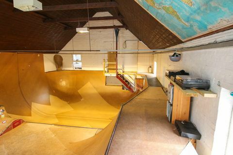 um vilarejo reformado com seu próprio skatepark à venda em Norfolk