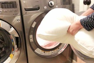como lavar travesseiros