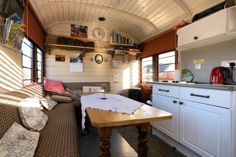 Antiga estação ferroviária à venda - interiores de cozinha rústica
