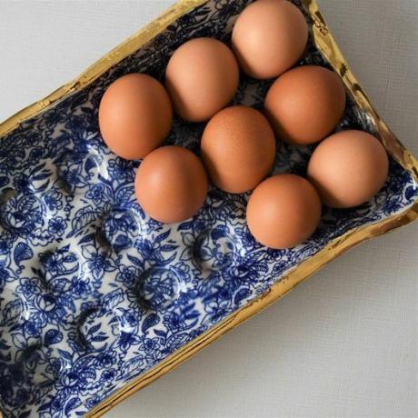 Bandeja de ovos de cerâmica azul e dourada