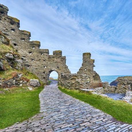 a vila e o castelo de tintagel nas proximidades estão associados às lendas que cercam o local de nascimento do rei arthur