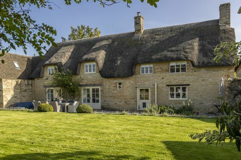 casa com telhado de colmo à venda em Warwickshire