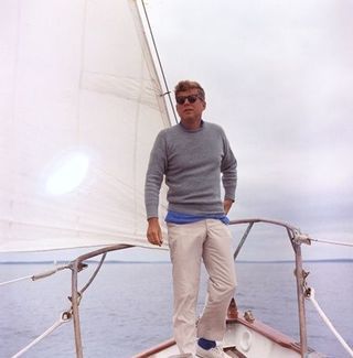 John F. Kennedy em um veleiro perto de Hyannisport, Massachusetts.