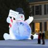 Você pode projetar um vídeo sobre este inflável gelado de boneco de neve