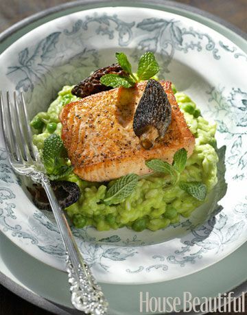 salmão e risoto em um prato