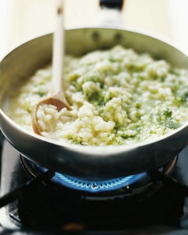 Risoto com salada de milho e pesto de espinafre