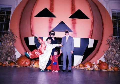 nesta fotografia, o presidente jimmy carter, a primeira-dama rosalynn carter, sua filha amy e seu neto jason posa para um retrato de grupo em frente a uma grande abóbora no pórtico norte durante uma casa branca no dia das bruxas Festa