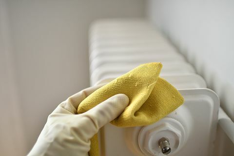 limpando sufraces radiador de aquecimento