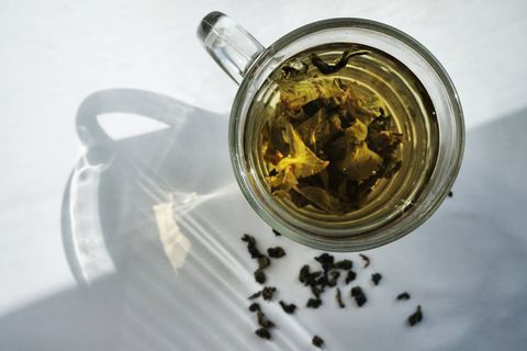 Bebida de ervas de chá de hortelã fresca isolada no fundo branco