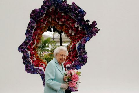 A rainha Elizabeth, da Grã-Bretanha, vê um tributo floral a ela pelo seu 90º aniversário, desenhado pela florista Veevers Carter, no stand do New Covent Garden Flower Market no RHS Chelsea Flower Show 2016 em Londres, Reino Unido, segunda-feira maio 23, 2016.