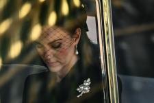Kate Middleton faz uma sutil homenagem à rainha para ver o monarca mentir no estado
