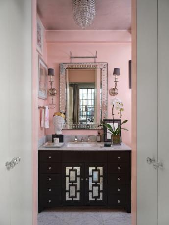 banheiro rosa com penteadeira