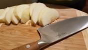 A faca do chef de US $ 15 da Chrissy Teigen funciona tão bem quanto as que são 3x mais caras