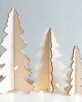 Conjunto de três árvores de Natal de madeira alternativas