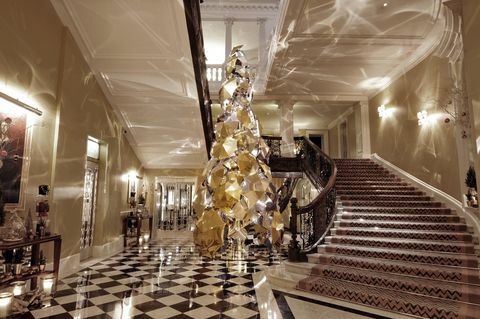 Árvore de Natal do hotel Claridge projeta ao longo dos anos