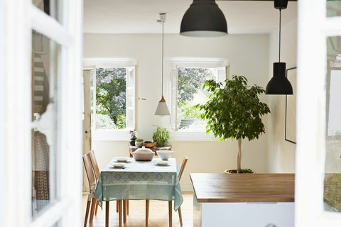 Cozinha moderna e sala de jantar brilhante em uma casa de campo antiga