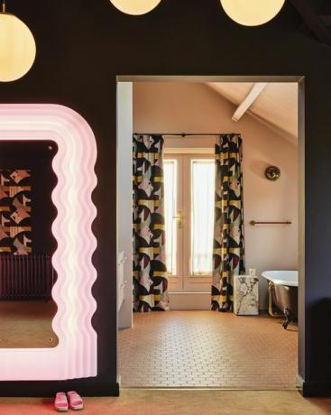 banheiro privativo cortinas combinando, uma porta aberta e um esquema de cores caramelo suave ligam os dois quartos espelham azulejos vintage ettore sottsass winckelmans