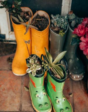 botas wellington usadas como vasos de plantas