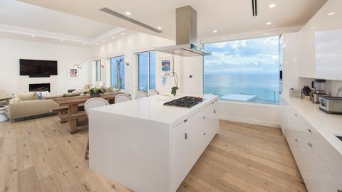 cozinha moderna com vista para o oceano