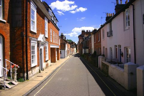 Vista central de uma antiga rua inglesa em um dia parcialmente nublado