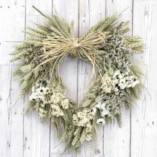 Coroa de flores brancas secas em forma de coração