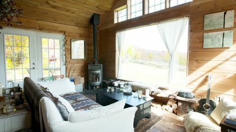 sala de estar com janela grande, sofá, lareira