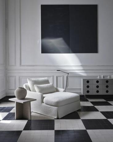 cadeira boucle em pisos preto e branco